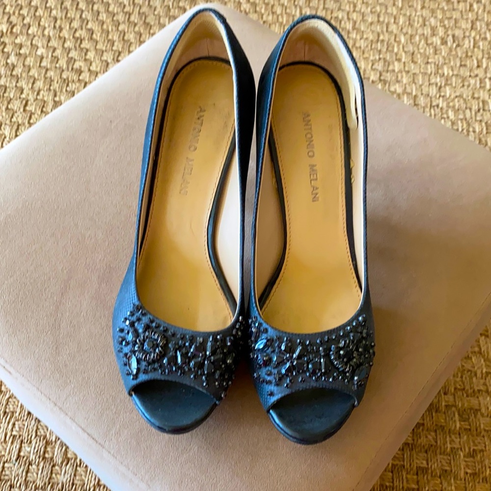 Beautiful shoes,  comfortable, 1 stone missing.